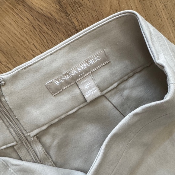 🤍 Banana Republic Cream Skirt
Size 4P (Petite) - Picture 5 of 7